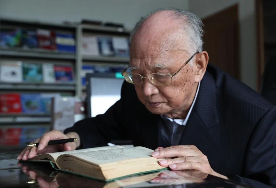 以光为炬,映报国初心——追忆龚知本院士